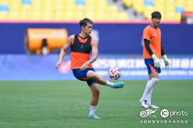 青岛海牛完成赛前踩场训练