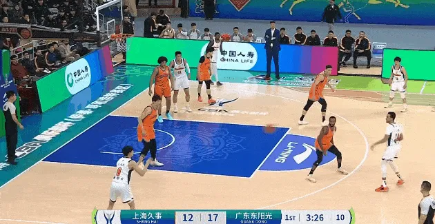 Kaiyun开云官方网站中国登录-黄明依接球长两分投进，王洪泽持球强攻洛夫顿上篮打进